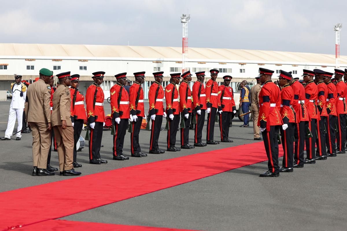 FORMER PRIME MINISTER ODINGA PAS (Kenya), 16/10/2025.- Members of the Kenya Defence Forces prepare to receive the body of the late former Kenyan Prime Minister Raila Odinga at Jomo Kenyatta International Airport in Nairobi, 16 October 2025. Odinga, 80, who spent many years as an opposition leader, passed away in India on 15 October 2025 while receiving medical treatment. (Kenia) EFE/EPA/DANIEL IRUNGU