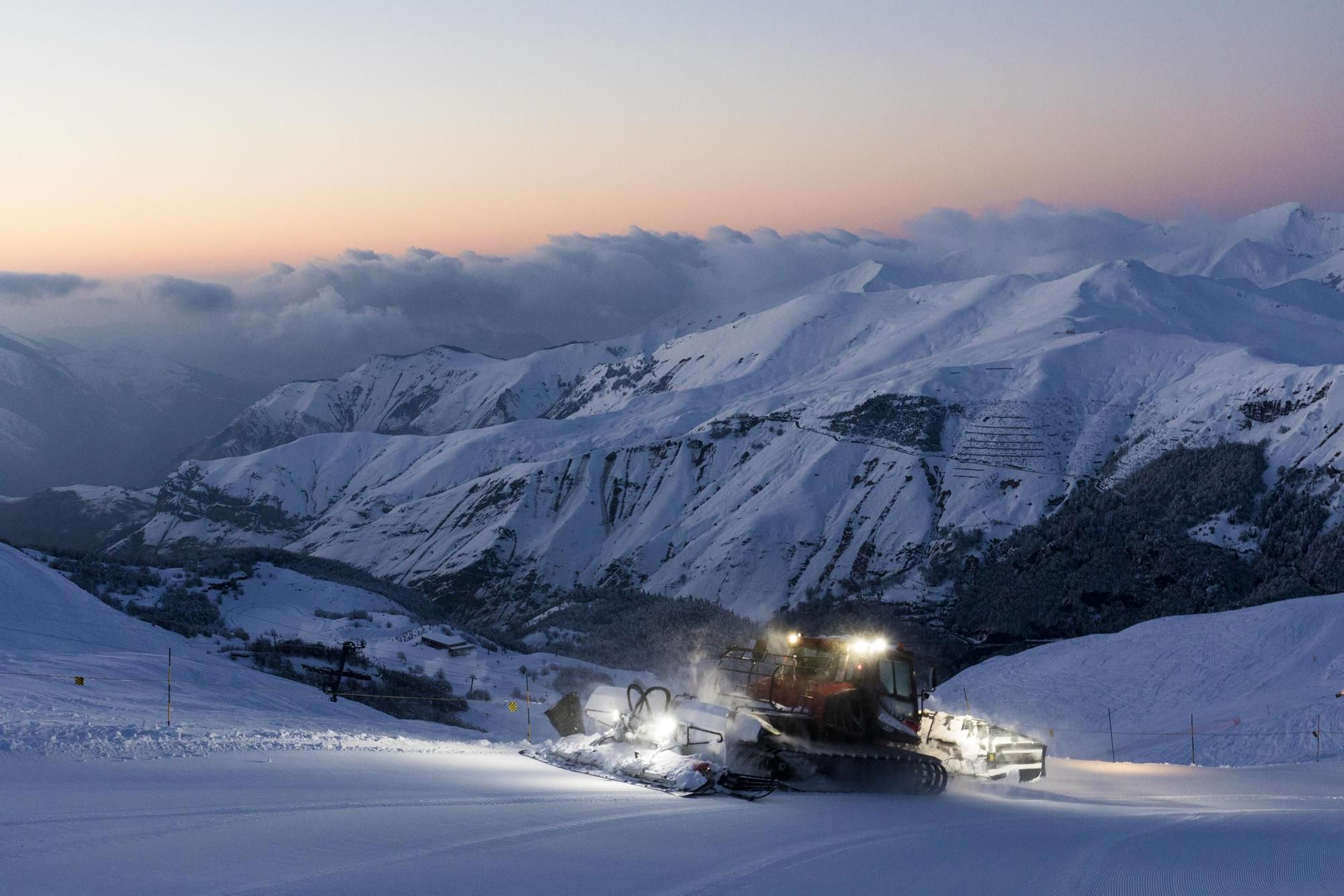 Viendo la puesta de sol en una máquina pisanieves en Gourette