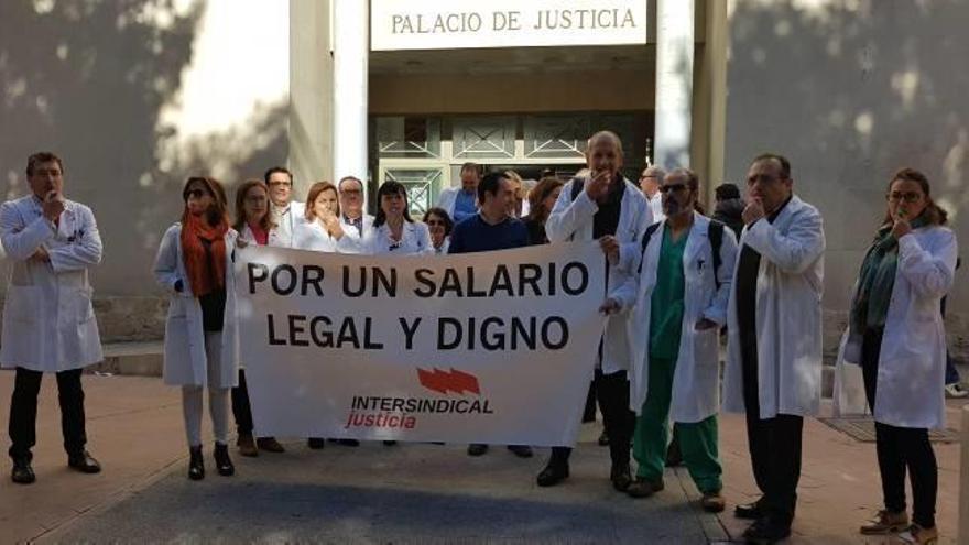 Imagen de la protesta de los forenses ayer en la puerta del Palacio de Justicia.