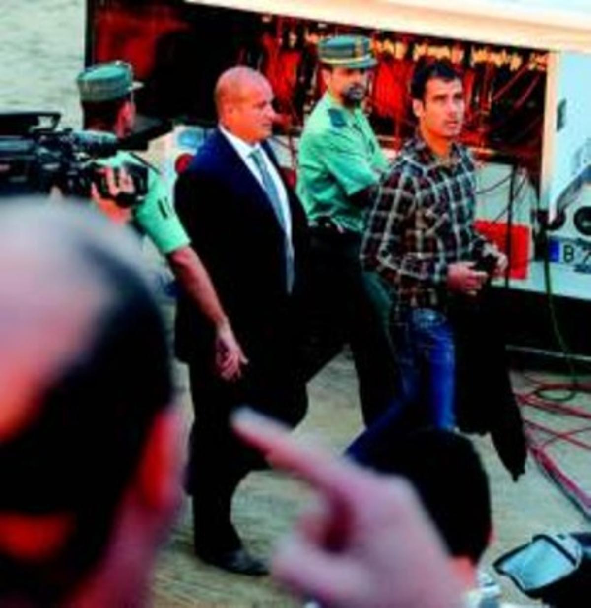 Guardiola, abroncado, mira a la afición al llegar al estadio de la Rapitenca, ayer.