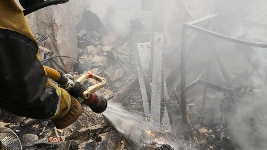 Un incendio calcina parte de una casa de campo en Monóvar