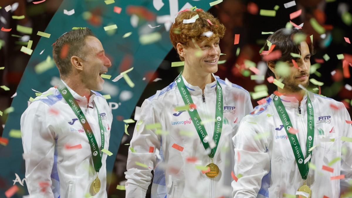 Tenis celebra la Copa Davis con sus compañeros