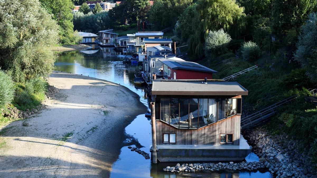Casas flotantes en los laterales sin caudal del río Waal, en Nimega, Países Bajos.