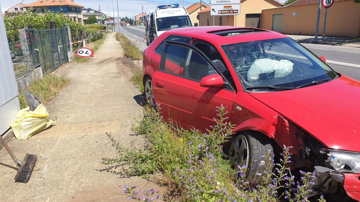 Un vehículo se sale de la calzada en Castrelo