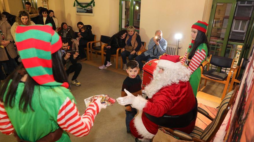 Papa Noel se deja ver por el barrio de El Coto