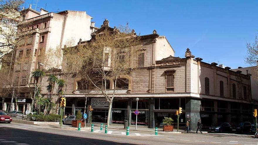 El inmueble proyectado por el arquitecto Gaspar Bennazar se encuentra al principio de la calle Aragó.