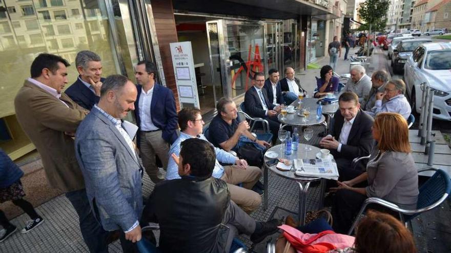 Caballero, y a su lado Silva, con alcaldes y otros cargos del PSdeG, ayer en Pontevedra. // G.Santos