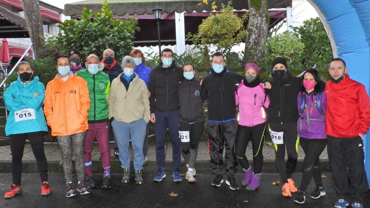 Algunos de los participantes de la caminata solidaria, ayer, en Luíntra. |  // FERNANDO CASANOVA