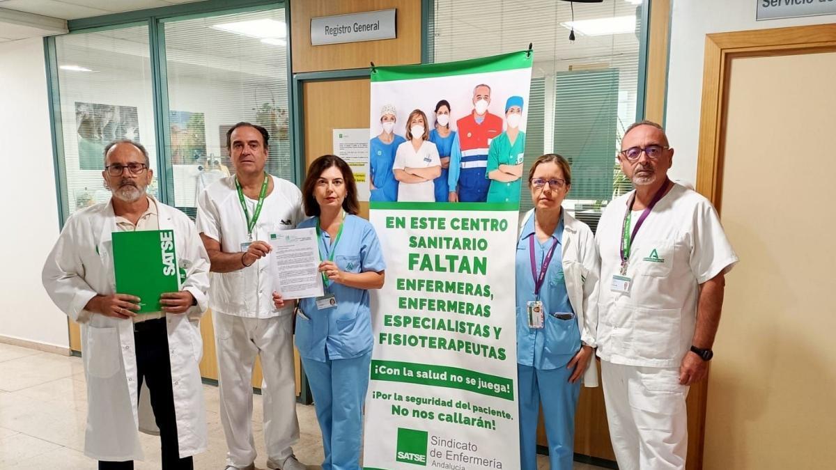 Satse Córdoba registrando un escrito en el Hospital Reina Sofía por la falta de personal.