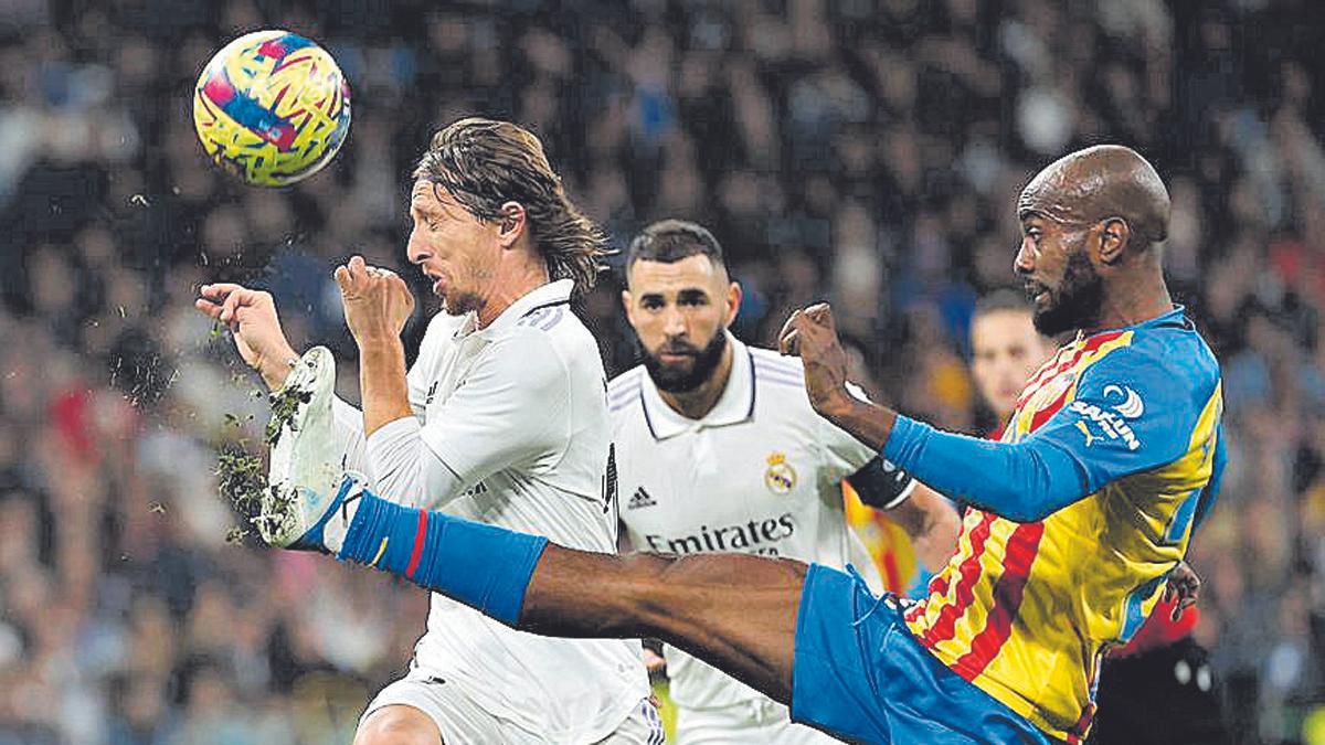 Foulquier y Modric pujan por un balón