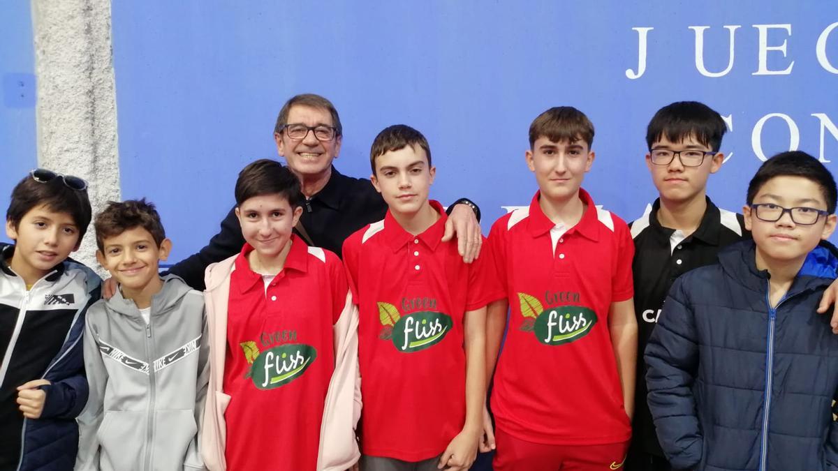Los alumnos y alumna de la escuela del Corriol Oliva de tenis de mesa con su entrenador, Pierre Guitart
