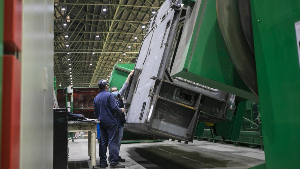 Trabajadores en una fábrica.