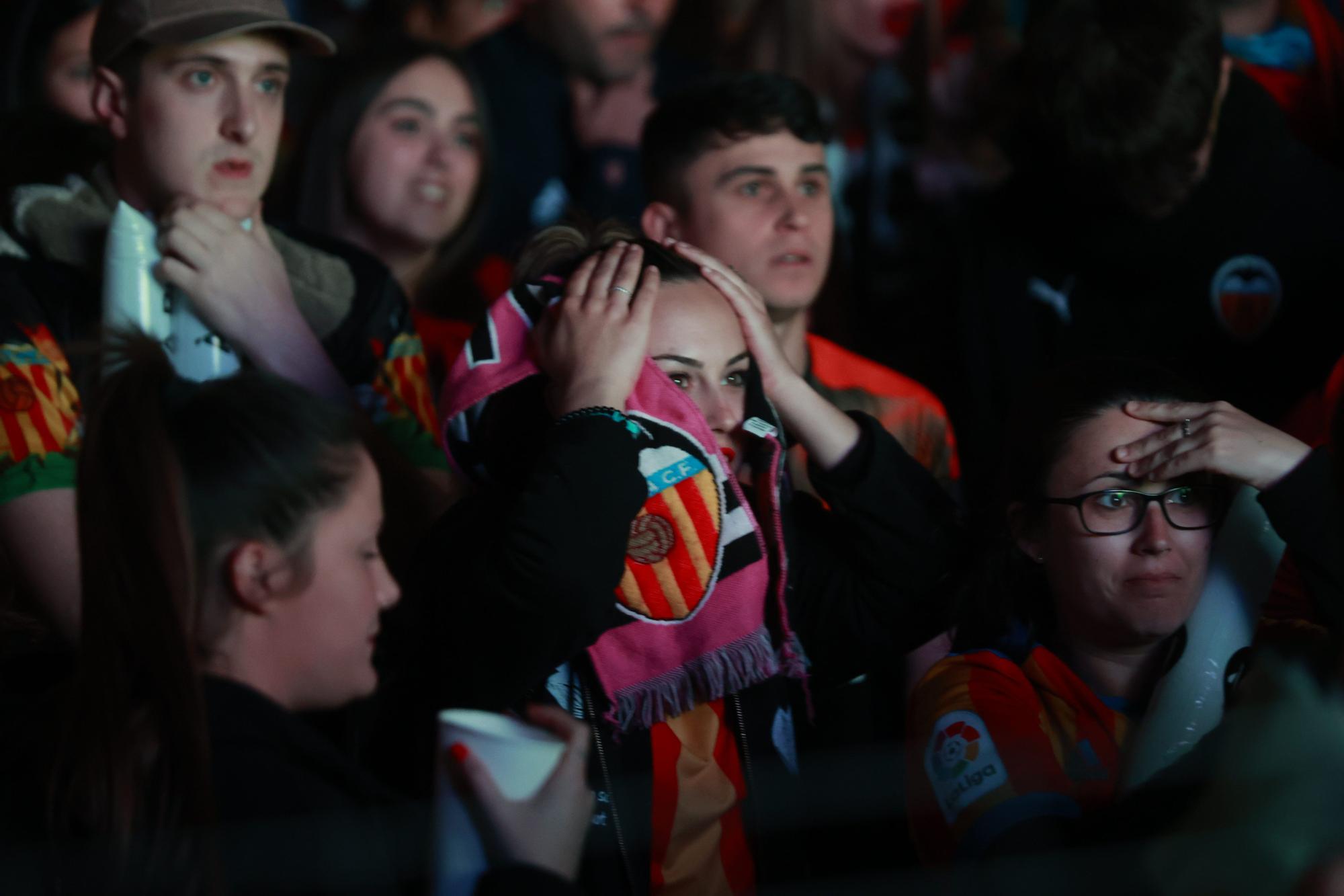 La afición del Valencia CF vibró y sufrió con sus ídolos en Valencia y en Sevilla