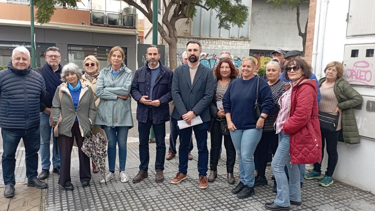 Daniel Pérez y concejales del PSOE con vecinos de Málaga Este, delante de la antigua discoteca Bobby Logan, este viernes.