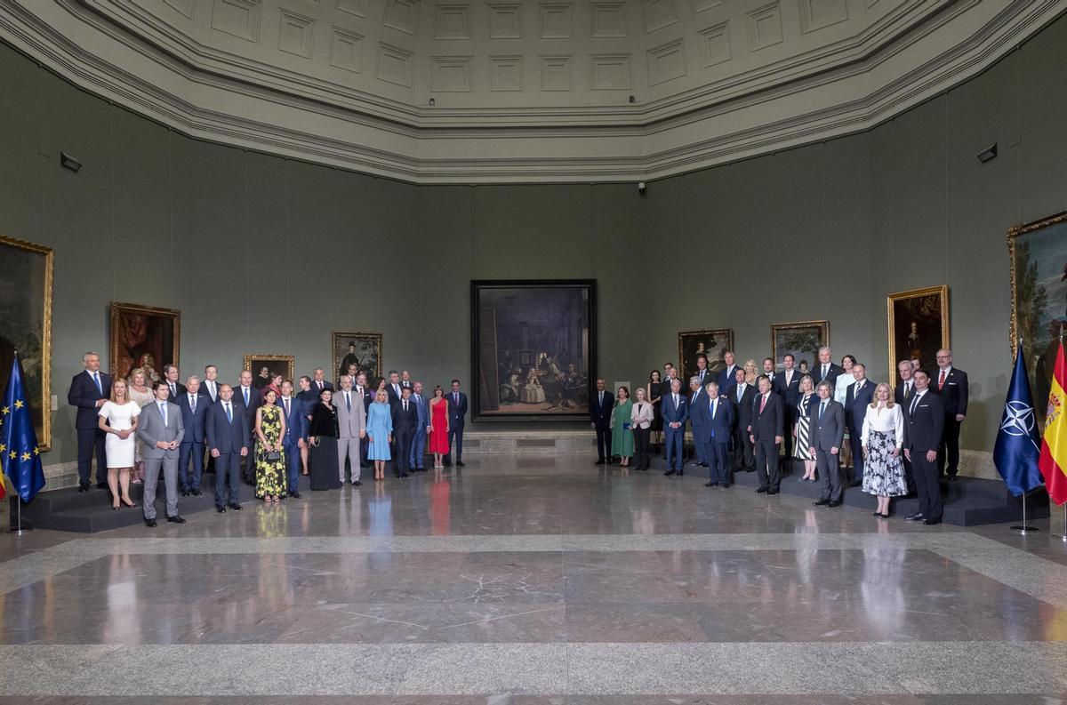 En la segunda foto se han incorporado los acompañantes, entre ellos, la mujer de Pedro Sánchez, Begoña Gómez, y la de Emmanuel Macron, Brigitte Macron.