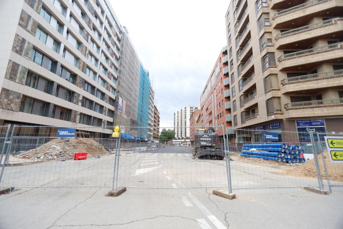 Corte al tráfico en la avenida César Augusto de Zaragoza durante las obras que se han llevado a cabo.
