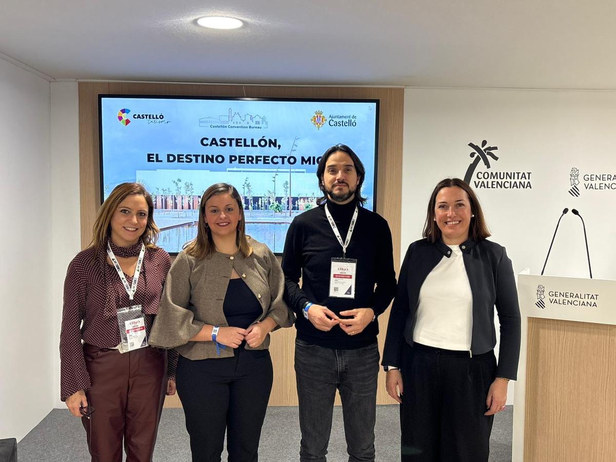 La concejala Miralles --segunda por la izquierda-- ha anunciado los nuevos congresos turísticos.