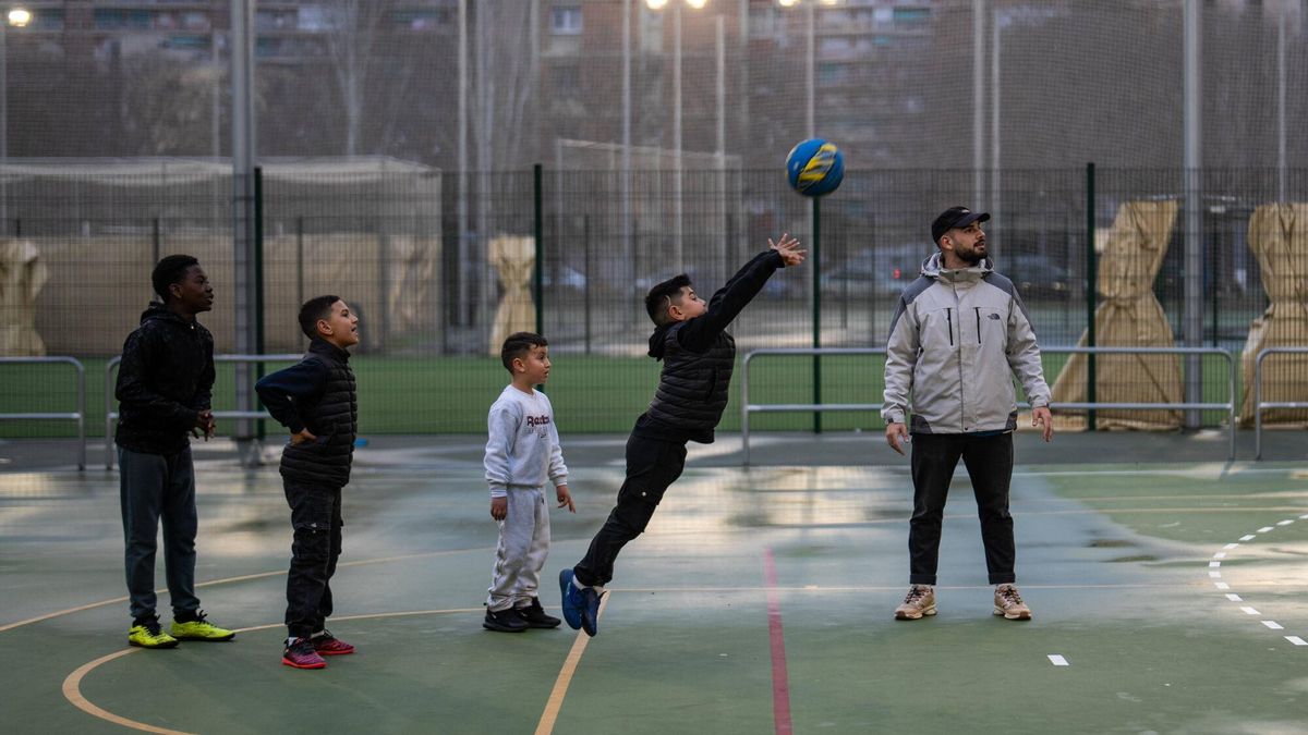 BARCELONA 20/03/2025 Barcelona. Niños jugando a baloncesto en un para ilustrar el Pla de Barris 2025-28 de BCN. FOTO de ZOWY VOETEN