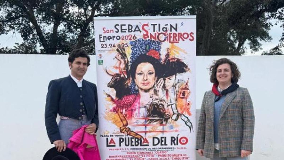 Morante de la Puebla junto a la alcadesa del municipio, Lola Prósper