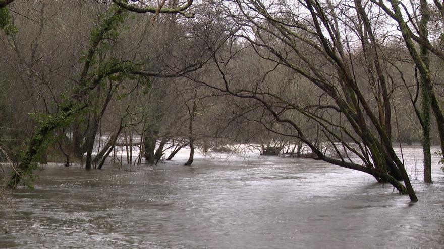 Mejora la situación de los ríos, aunque el Mendo y el Mandeo siguen en alerta por desbordamiento