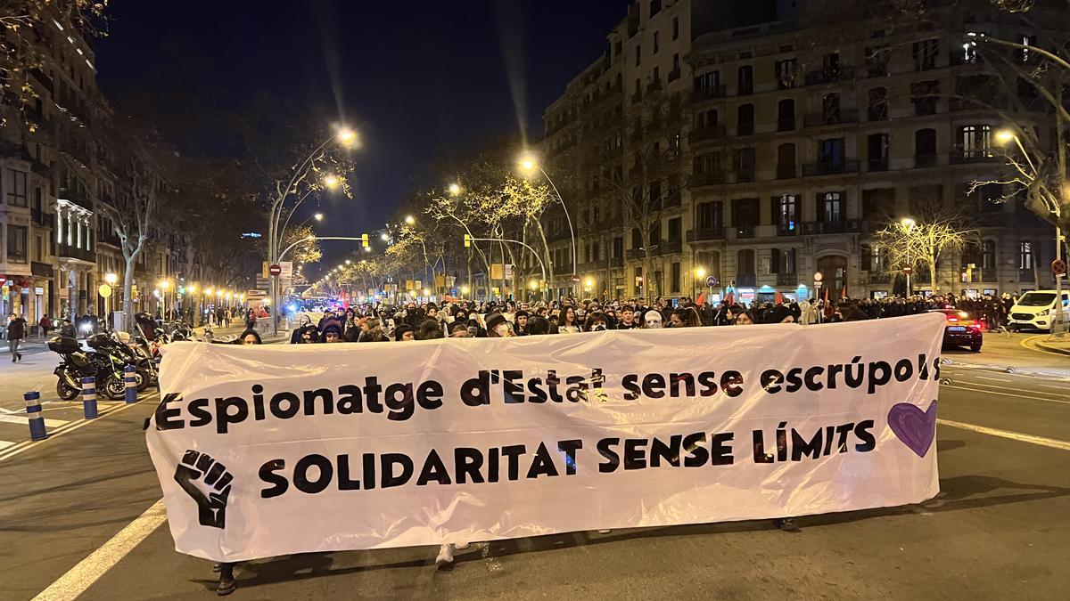 Un moment de la manifestació pels carrers del centre de Barcelona de les entitats socials en contra de la infiltració d’un policia en un moviment social.