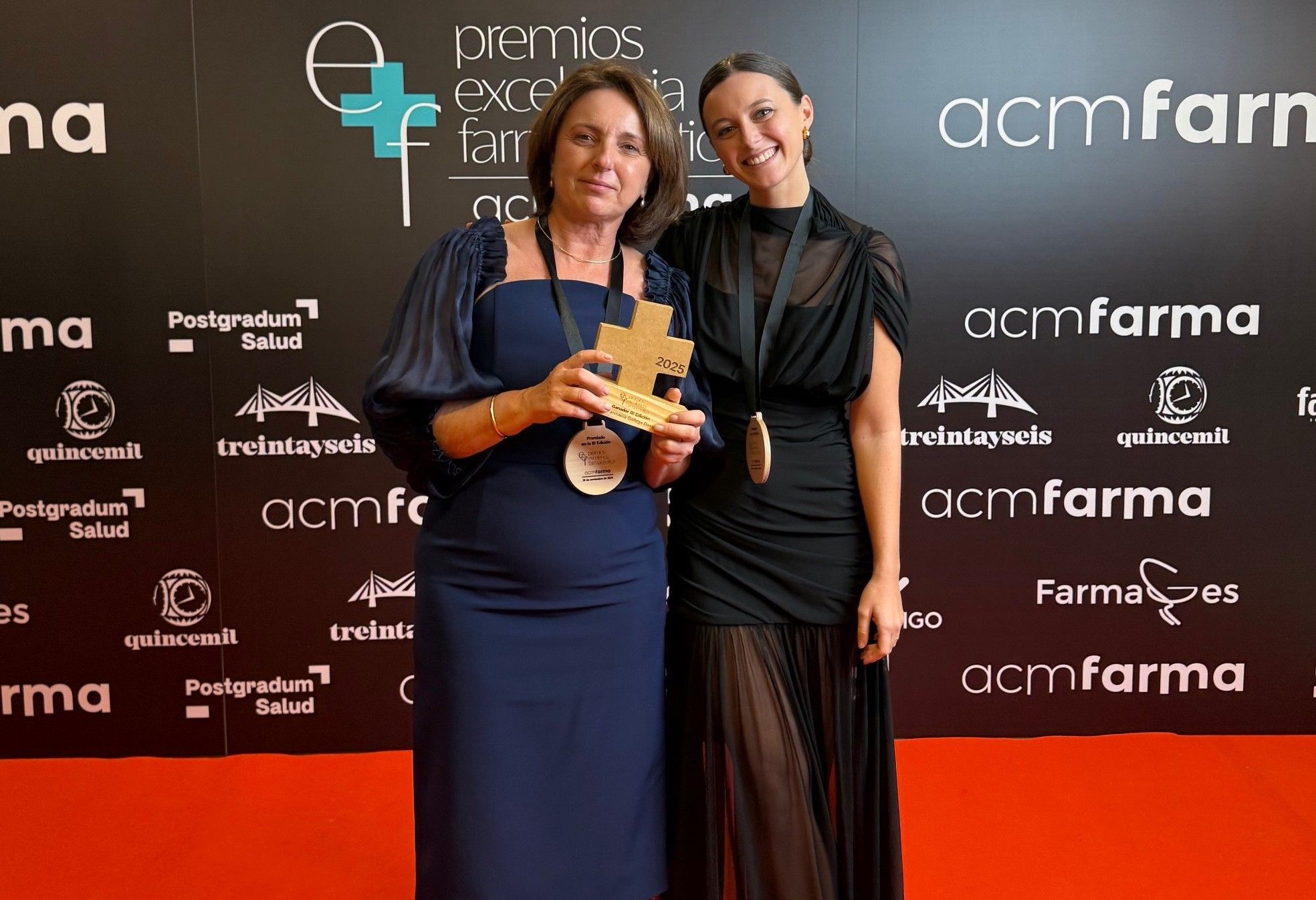 Carmen Pouso y su hija Elena recogieron el premio en Vigo.