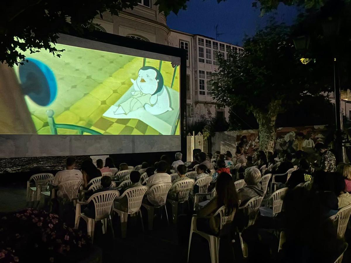 Asistentes a unha das proxeccións do ciclo Cine na rúa.