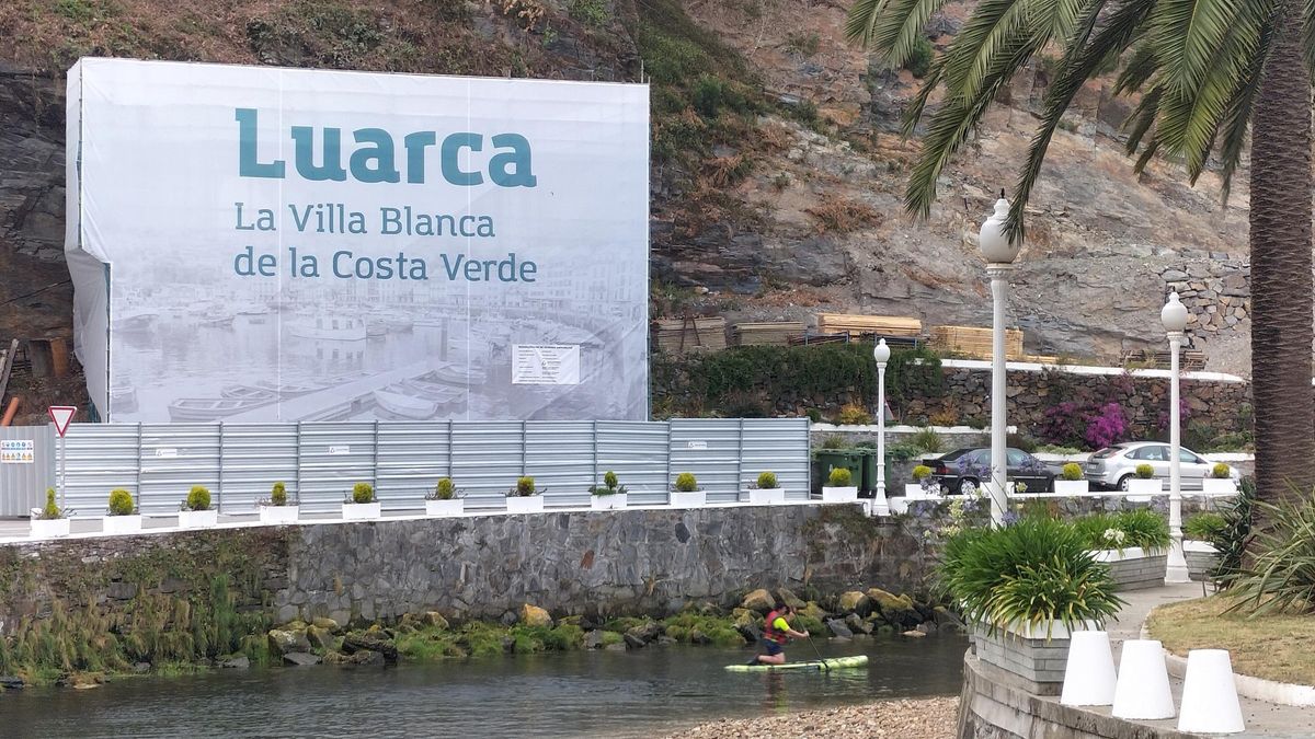 La lona que cubre el andamio de Luarca.