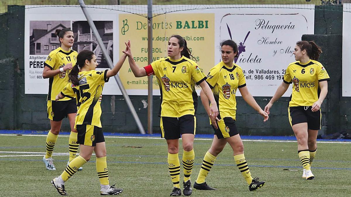 Las jugadoras del Mos festejan un gol en un partido en As Baloutas. |  // ALBA VILLAR