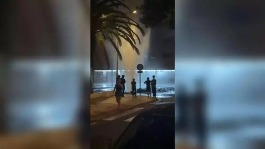 Géiser de aguas fecales en el barrio de Argana Alta, en Arrecife, en la madrugada del jueves 23 de julio de 2026