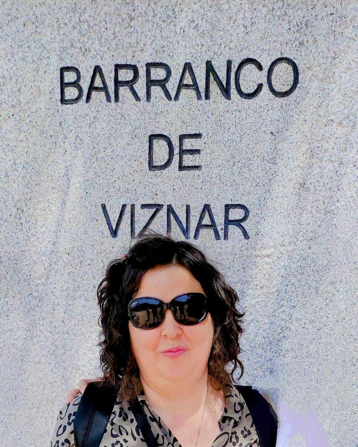 Silvia González, junto al monolito en homenaje a las víctimas en el Barranco de Víznar, en Granada, donde fue fusilado Federico García Lorca.