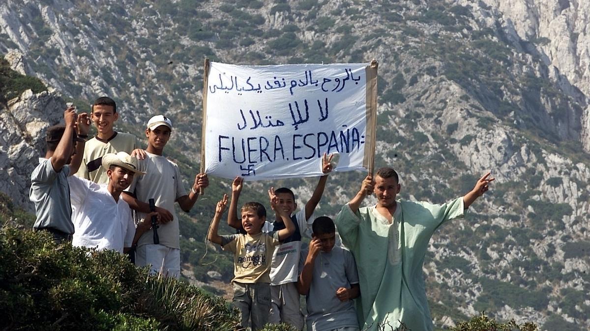 Marroquíes celebrando en la Isla Perejil la salida de las Fuerzas Armadas españolas.