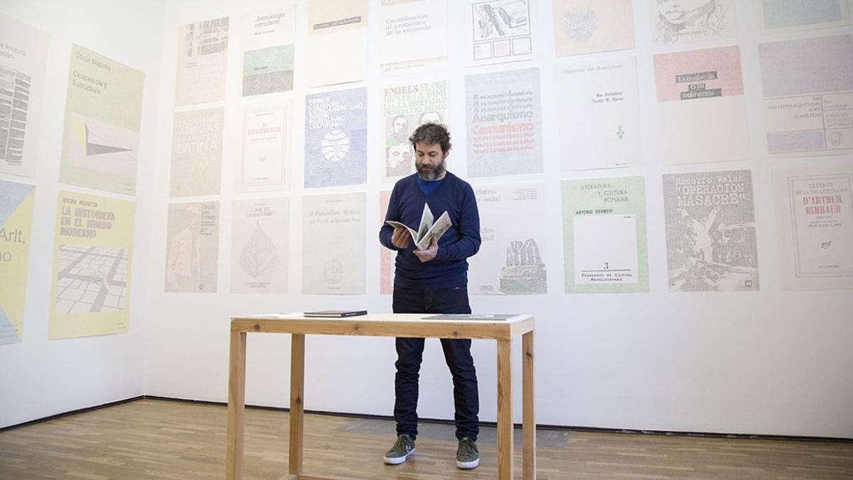 El artista argentino Gonzalo Elvira, en la galería RocioSantaCruz, donde presenta la muestra 'Idilio'