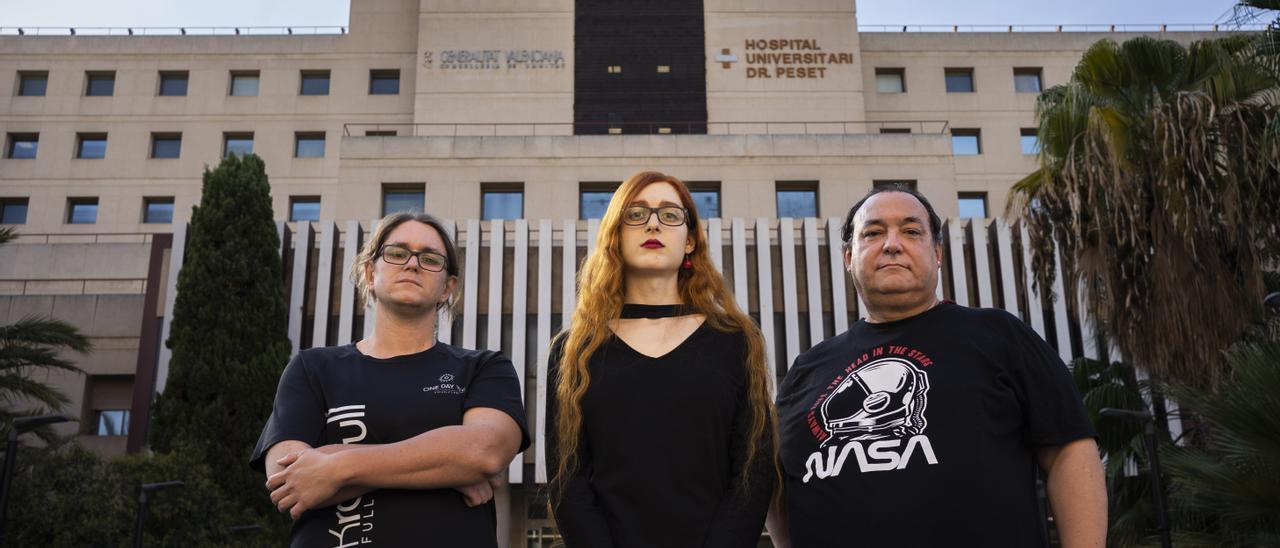 Varias mujeres trans frente a la fachada del Hospital Dr Peset.