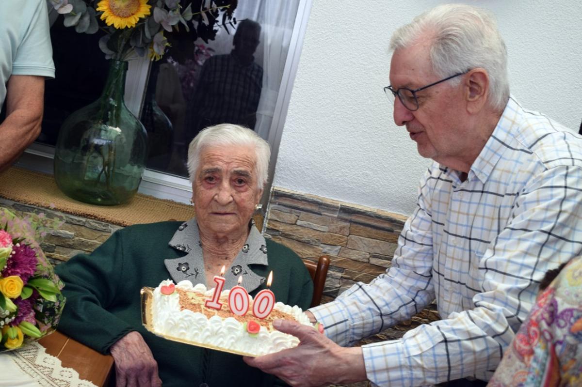 La fiesta de cumpleaños que organizó el Concello de Valga a Manuela Coira Cordo, esta mañana.