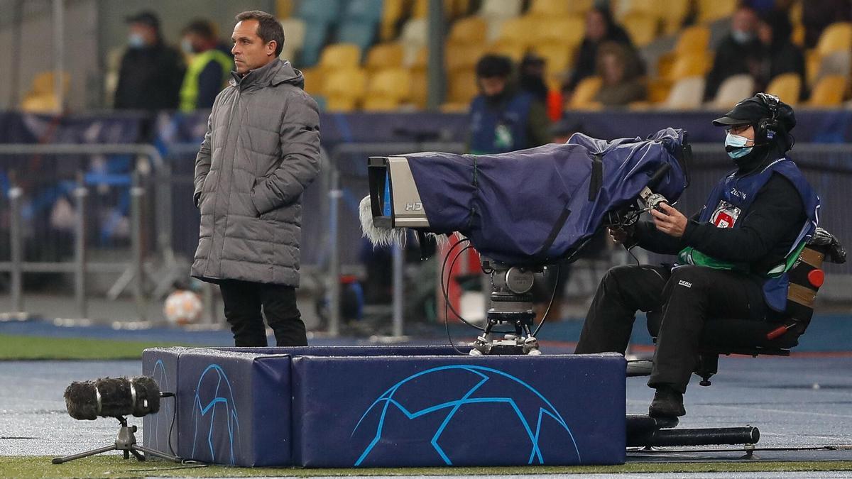 Un camarógrafo, durante el Dinamo de Kiev-FC Barcelona de la Champions.