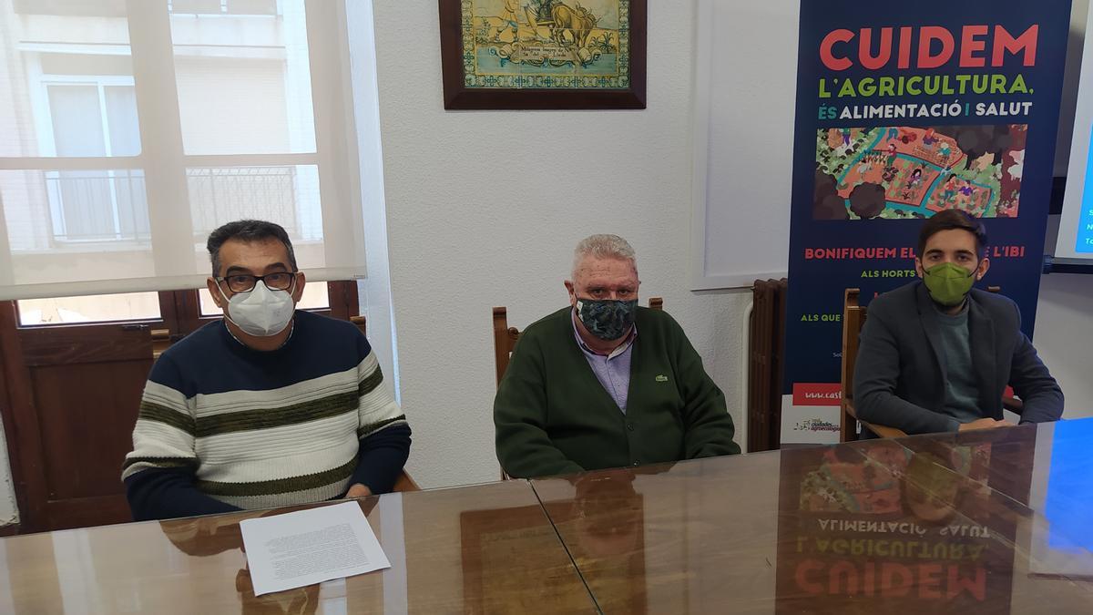 José Pascual, en el centro, junto al presidente del Sindicato de Riegos, Pepe Cueva, y el edil Fernando Navarro.