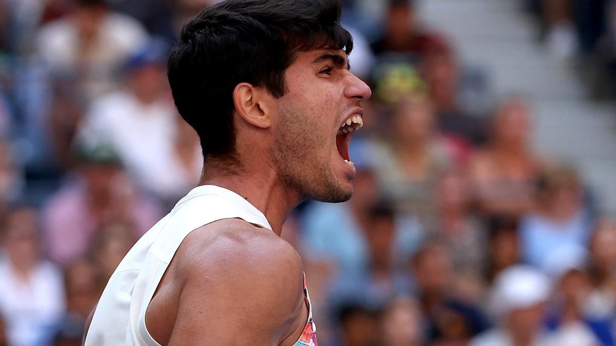 Alcaraz celebra un punto en su victoria ante Evans.