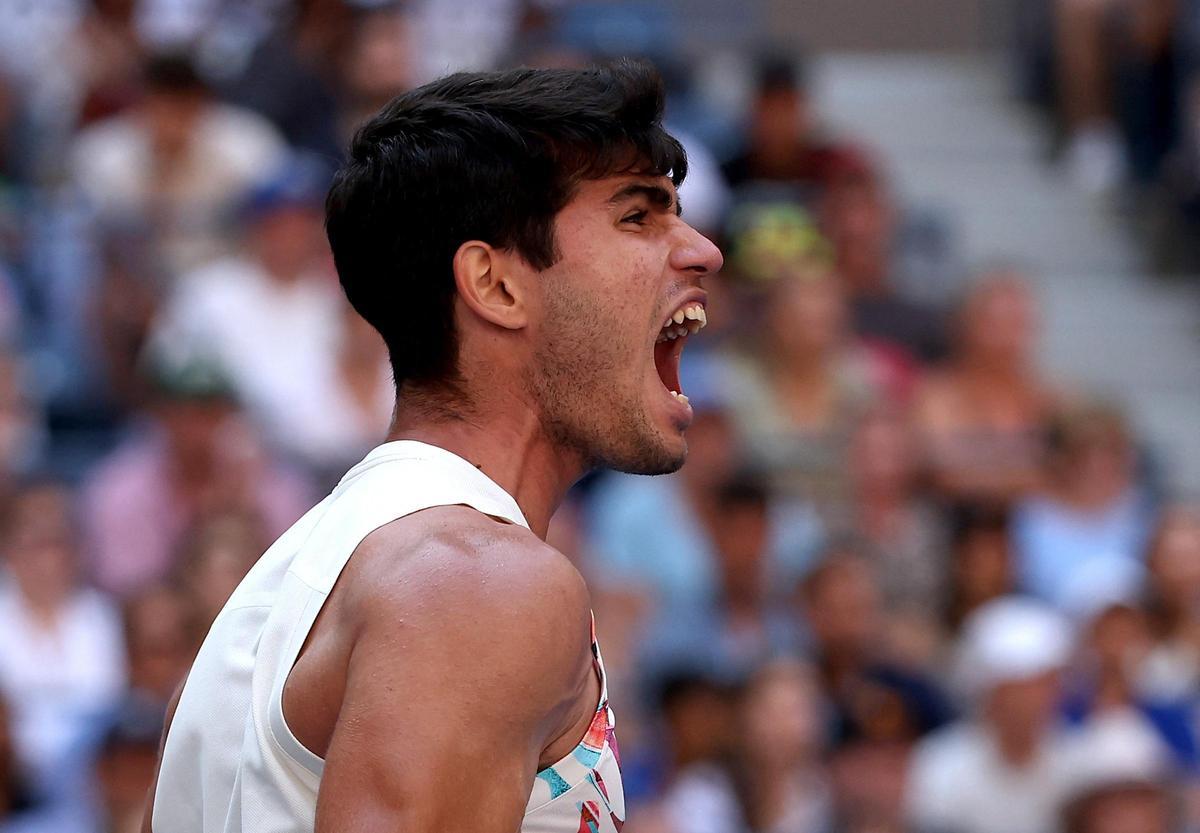 Alcaraz celebra un punto en su victoria ante Evans.