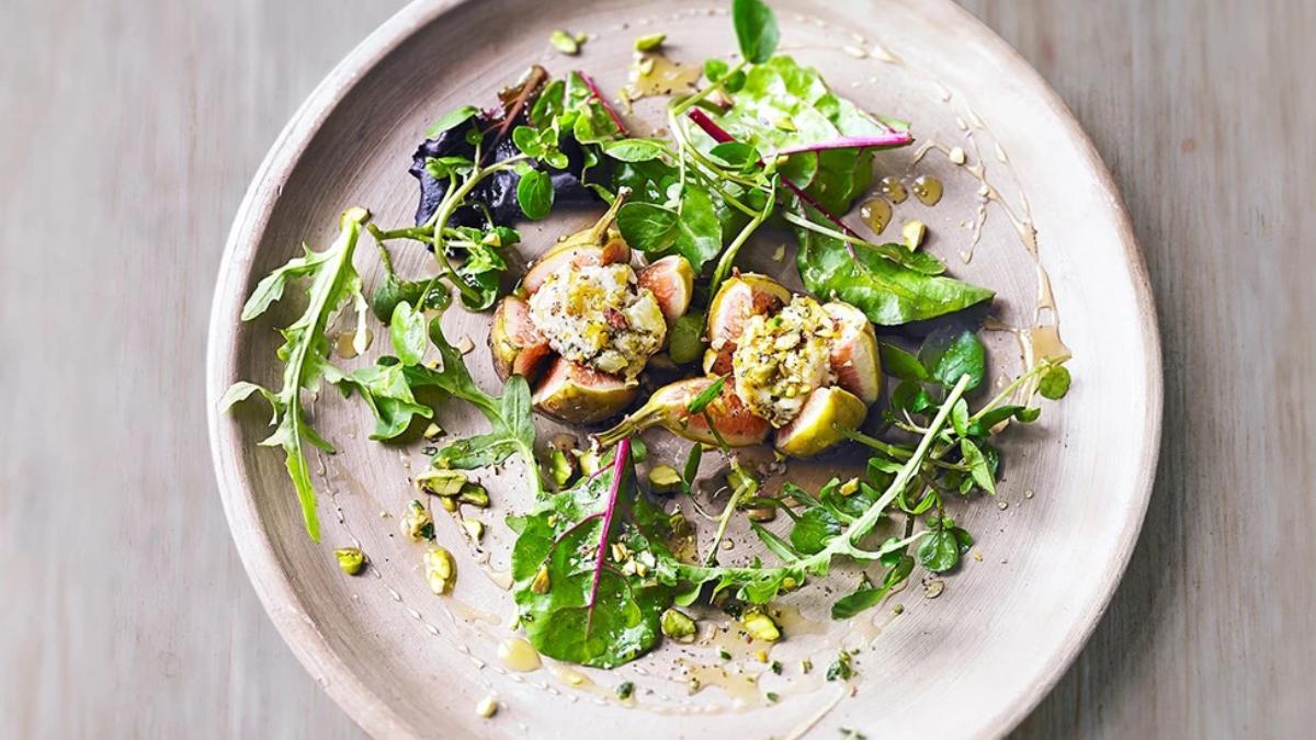 Opta por poner pistachos e higos en tus ensaladas para darles un toque veraniego y refrescante