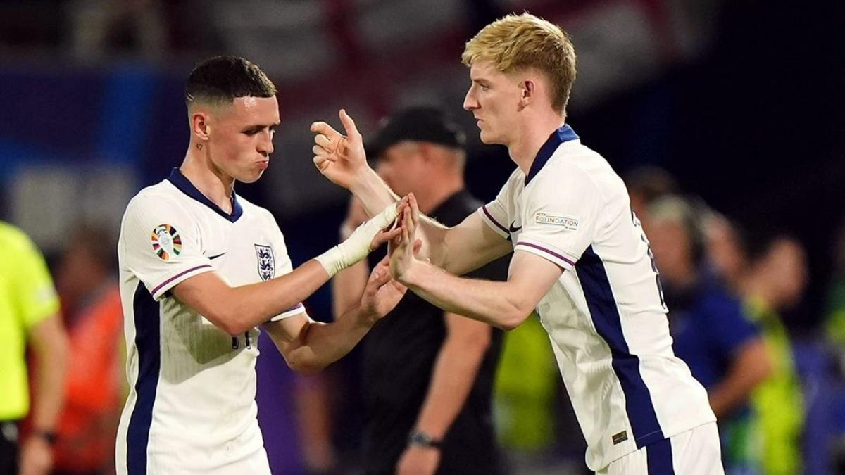 Anthony Gordon sustituyó a Phil Foden ante Eslovenia y debutó en la Eurocopa