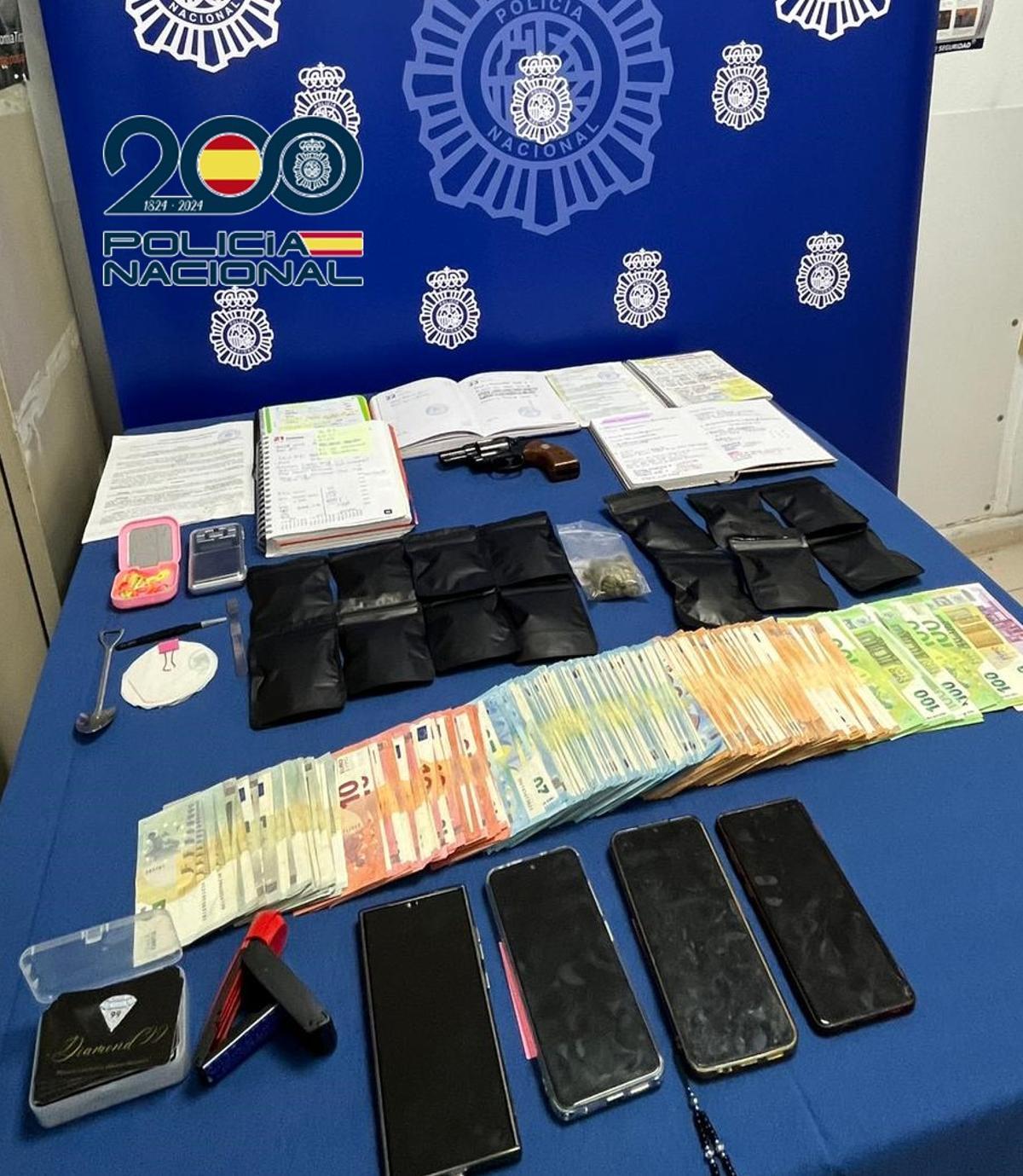 Libretas con anotaciones, dinero en efectivo, drogas, armas y otros efectos incautados tras los registros a las viviendas donde residían los explotadores sexuales.
