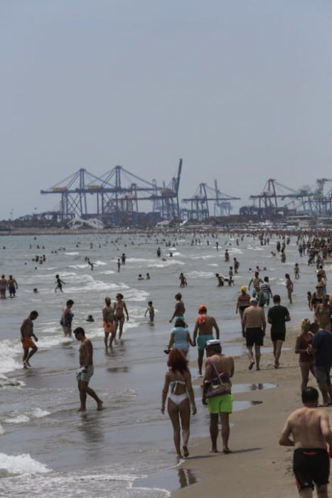 Las playas de València se llenan el primer fin de semana del verano