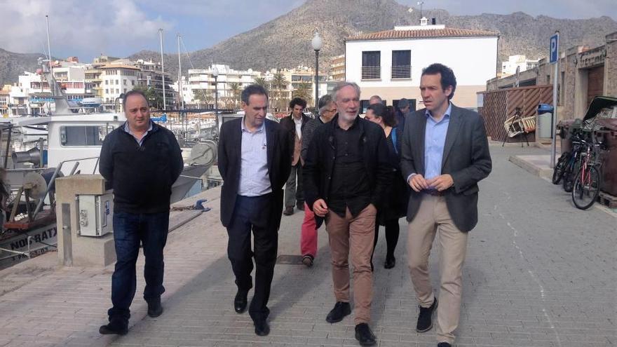 Autoridades autonómicas y locales, ayer en el puerto de Pollença.