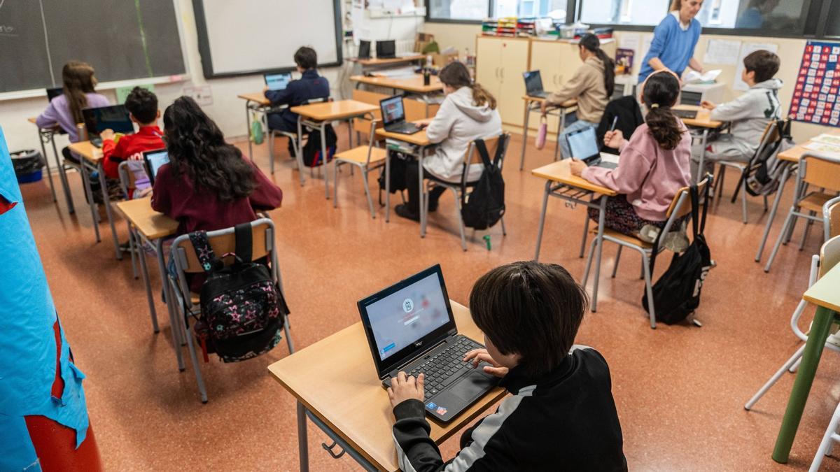 Alumnado catalán haciendo uso de ordenadores portátiles en clase.