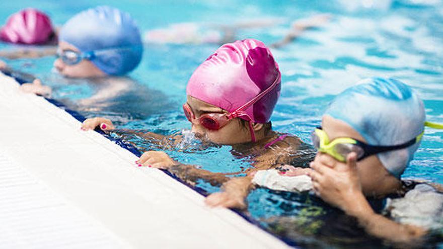 Niños practicando natación.