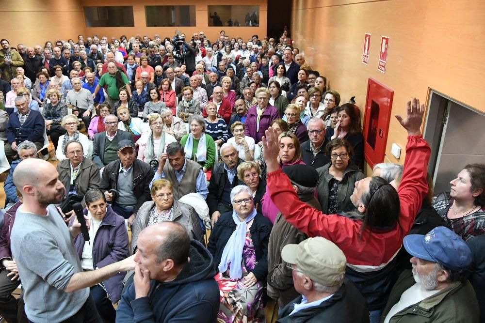 Asamblea de vecinos en el centro cívico de Eirís con Silvia Cameán y Xiao Varela