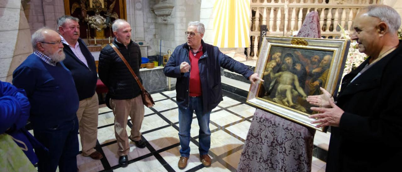 Julio Guillén mostrando el cuadro cedido al Ayuntamiento de Villena.