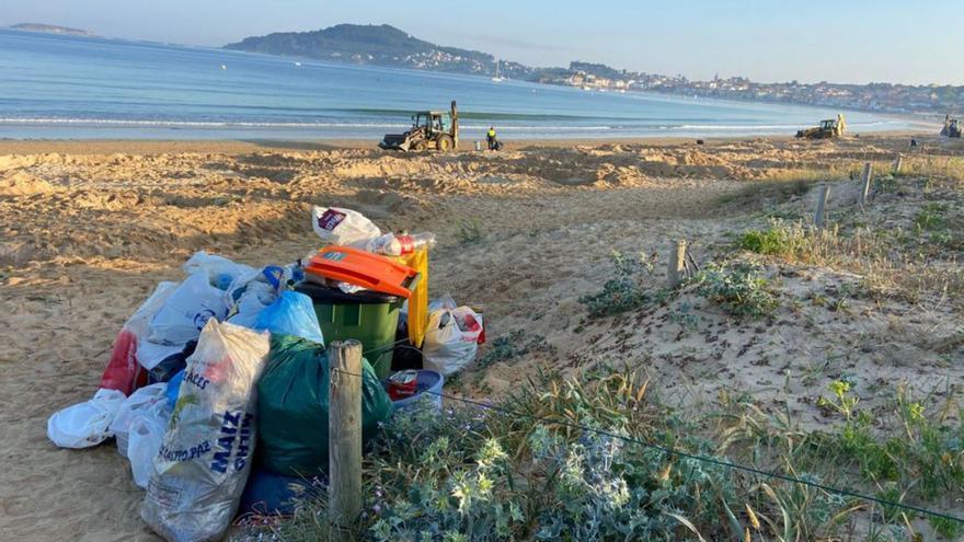 La noche de San Juan deja en Nigrán más de 40 toneladas de basura en la playa