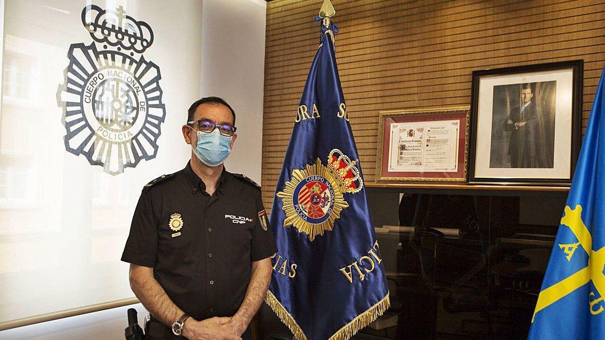 El agente Juan Rubio, en la Jefatura de la Policía Nacional en Oviedo.